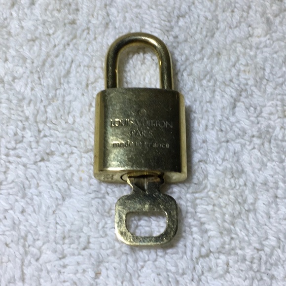 Louis Vuitton Brass '309' Padlock in Goldtone with Goldtone Key (||) - Picture 3 of 7